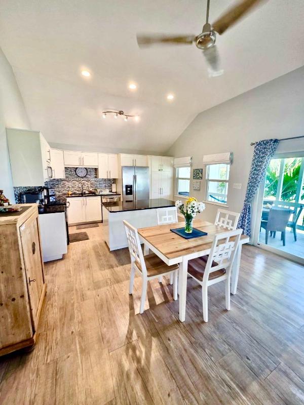 Cocoplum #8 - 2BR Oceanfront Condo on Seven Mile Beach - image 2