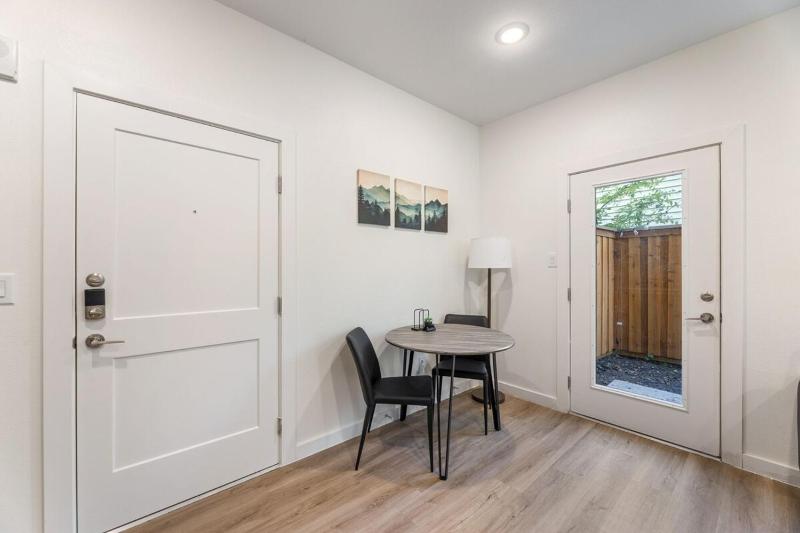 Location! Spacious 1BR w/ yard+firepit - image 7