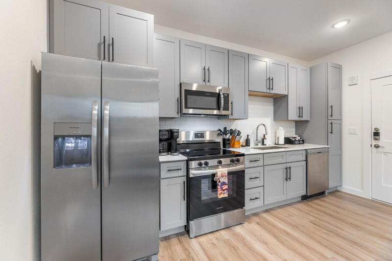 Location! Spacious 1BR w/ yard+firepit - image 10