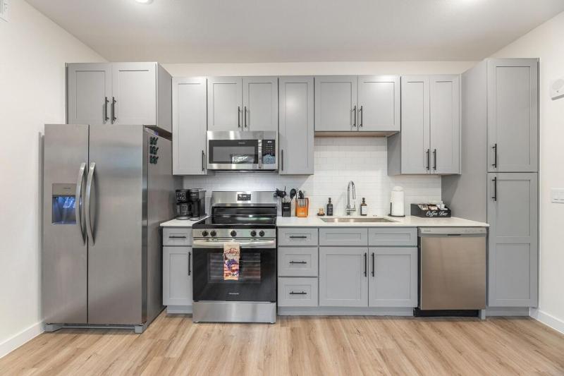 Location! Spacious 1BR w/ yard+firepit - image 11