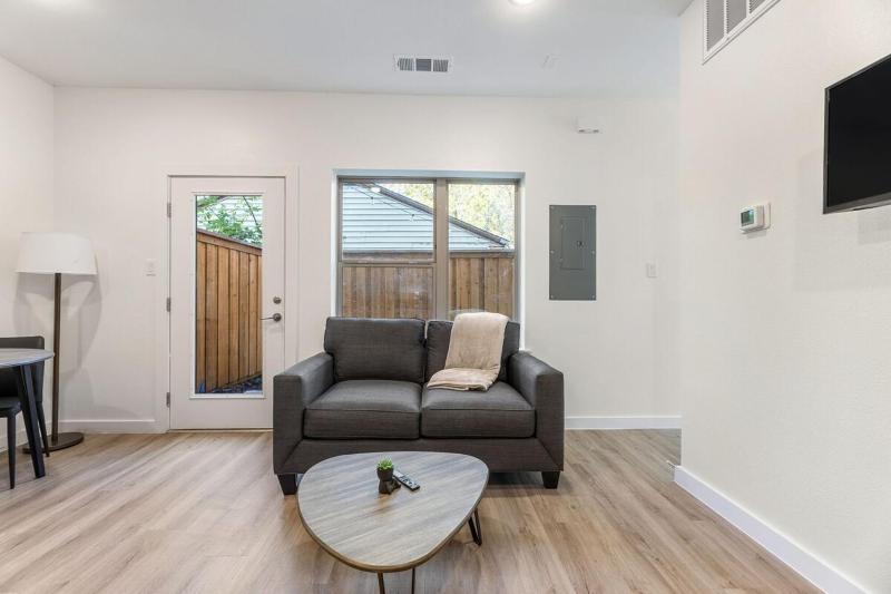 Location! Spacious 1BR w/ yard+firepit - image 3