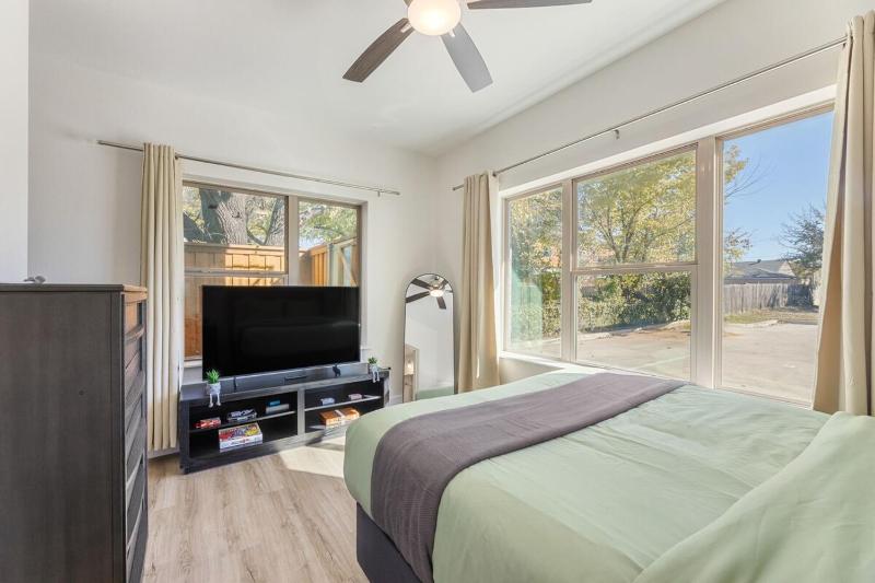 Location! Spacious 1BR w/ yard+firepit - image 13