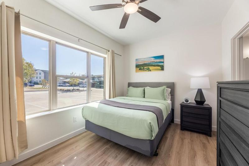 Location! Spacious 1BR w/ yard+firepit - image 9