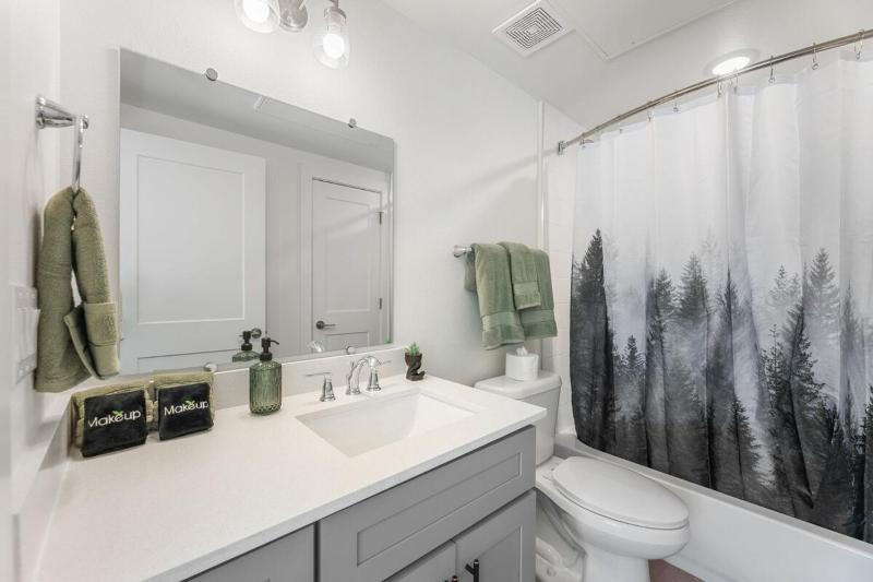 Location! Spacious 1BR w/ yard+firepit - image 15