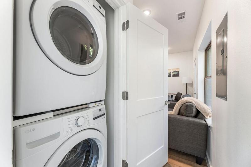 Location! Spacious 1BR w/ yard+firepit - image 12