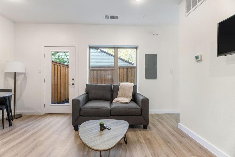 Location! Spacious 1BR w/ yard+firepit - image 5