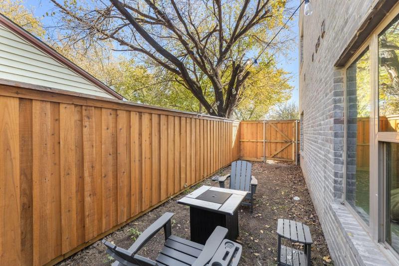 Location! Spacious 1BR w/ yard+firepit - image 4