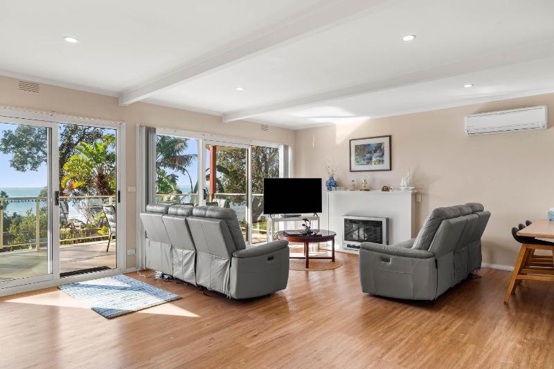 Beachfront Retreat Amazing 5 bedroom House - image 12