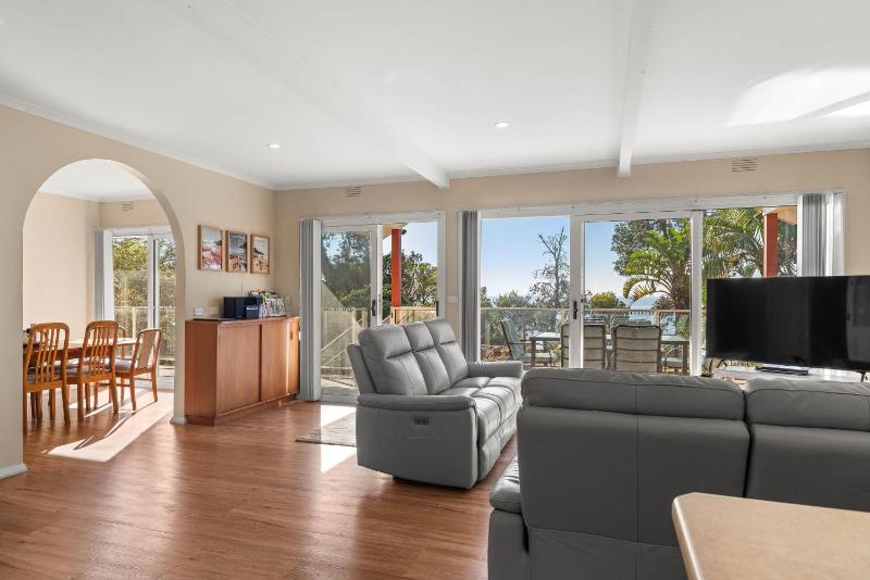 Beachfront Retreat Amazing 5 bedroom House - image 31