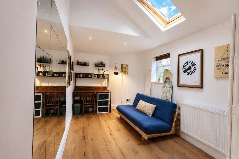 Chic Victorian Garden Flat - Cinema Projector - Parking - image 10
