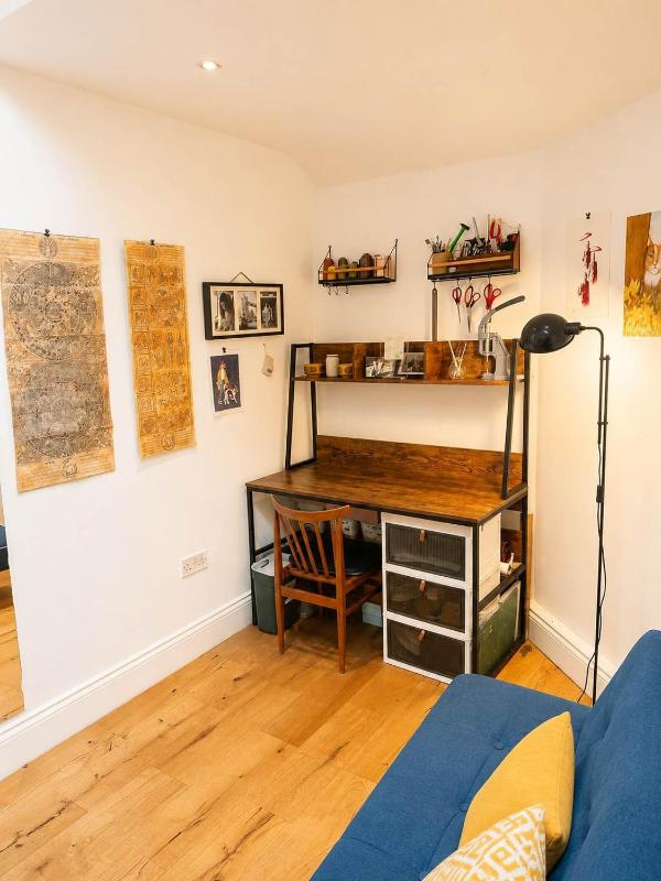 Chic Victorian Garden Flat - Cinema Projector - Parking - image 15