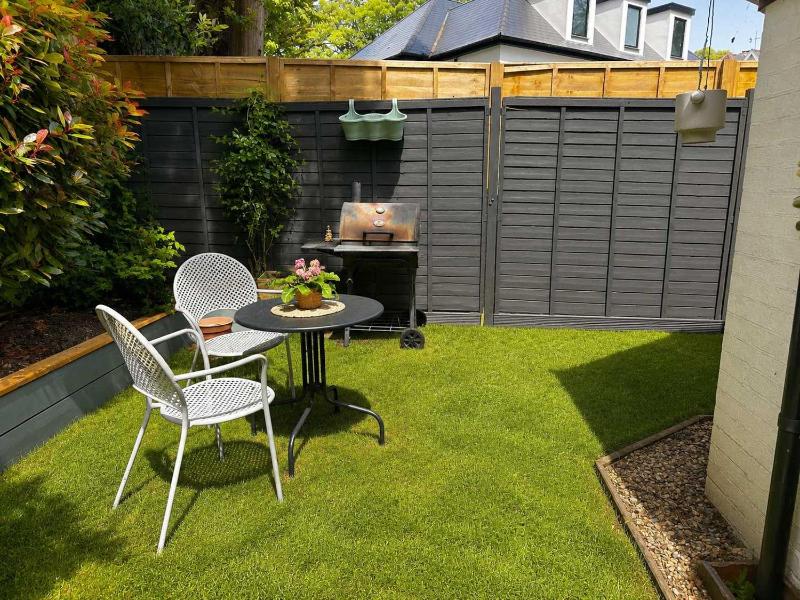 Chic Victorian Garden Flat - Cinema Projector - Parking - image 14