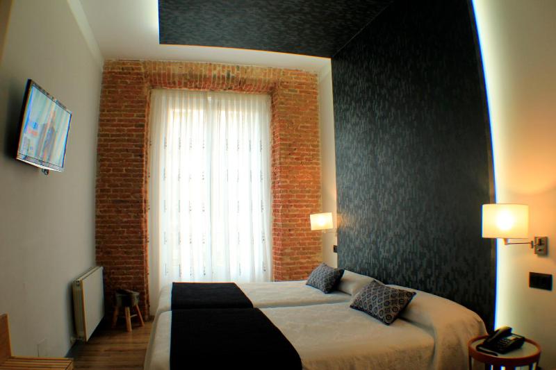 Double or Twin Room with City View image 4