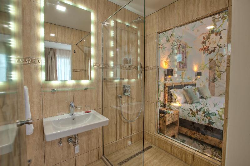 Double or Twin Room image 3