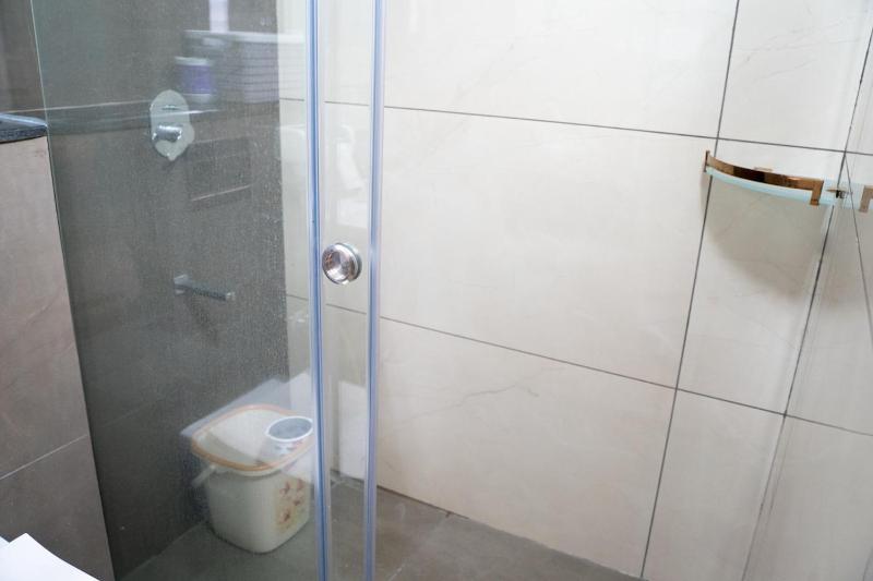 Modern Luxury Apartment 3 bed 3 bath close toGreenfield stadium - image 36