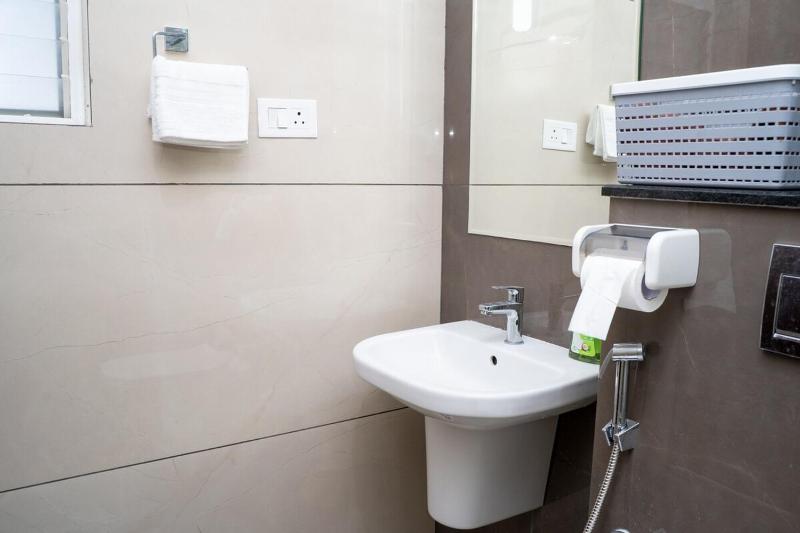 Modern Luxury Apartment 3 bed 3 bath close toGreenfield stadium - image 27