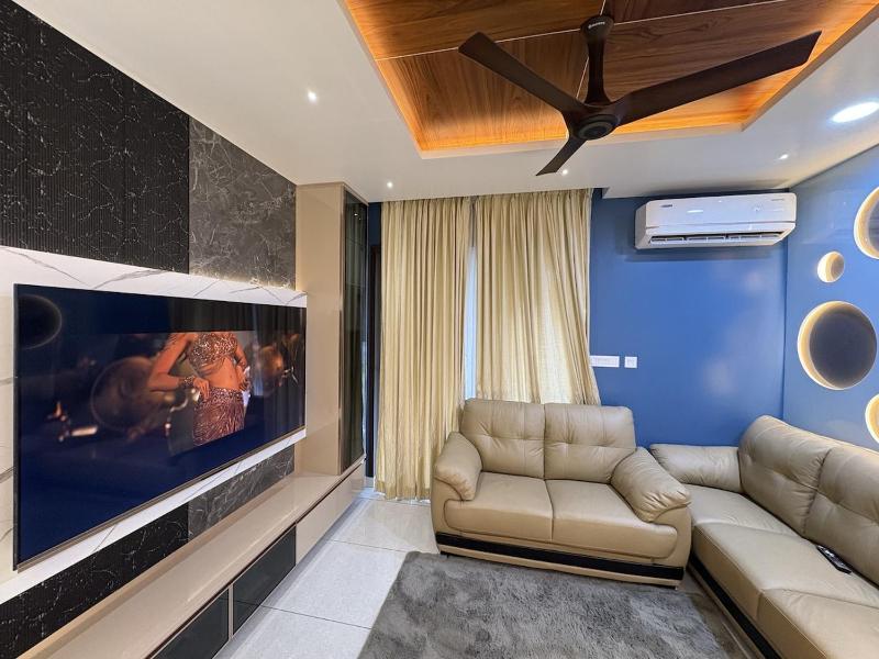 Modern Luxury Apartment 3 bed 3 bath close toGreenfield stadium - image 31
