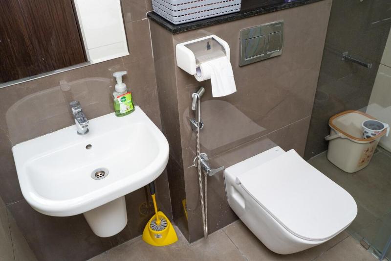 Modern Luxury Apartment 3 bed 3 bath close toGreenfield stadium - image 8
