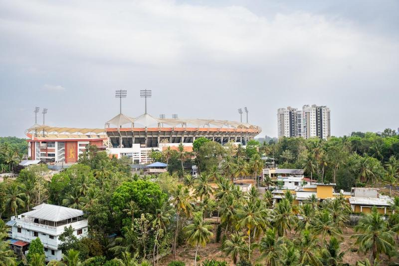 Modern Luxury Apartment 3 bed 3 bath close toGreenfield stadium - image 2
