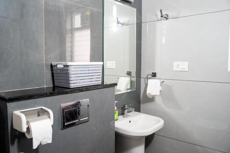 Modern Luxury Apartment 3 bed 3 bath close toGreenfield stadium - image 44