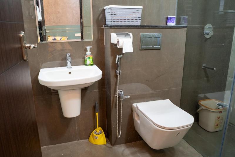 Modern Luxury Apartment 3 bed 3 bath close toGreenfield stadium - image 13