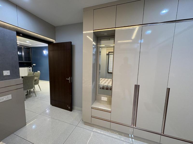 Modern Luxury Apartment 3 bed 3 bath close toGreenfield stadium - image 9