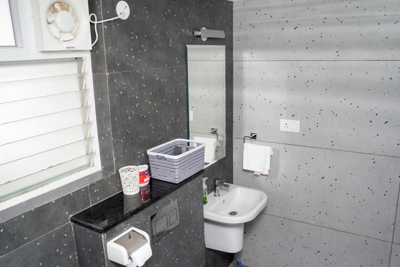 Modern Luxury Apartment 3 bed 3 bath close toGreenfield stadium - image 32