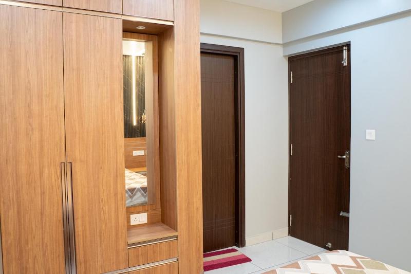 Modern Luxury Apartment 3 bed 3 bath close toGreenfield stadium - image 21