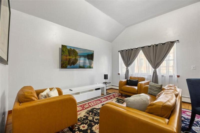 Spacious 3BR Bronx Apartment 2BA Near Yankee Stadium & NYC - image 1