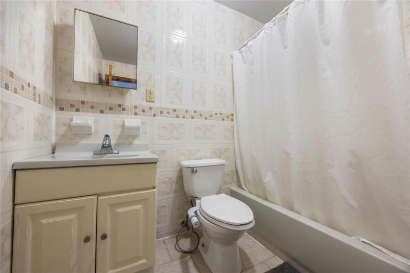 Spacious 3BR Bronx Apartment 2BA Near Yankee Stadium & NYC - image 7