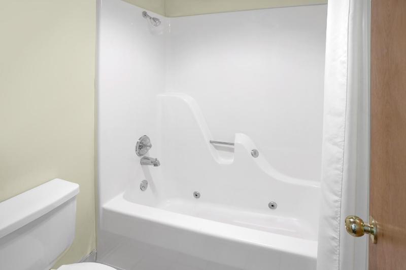 Deluxe Double Room with Two Double Beds - Non-Smoking image 2