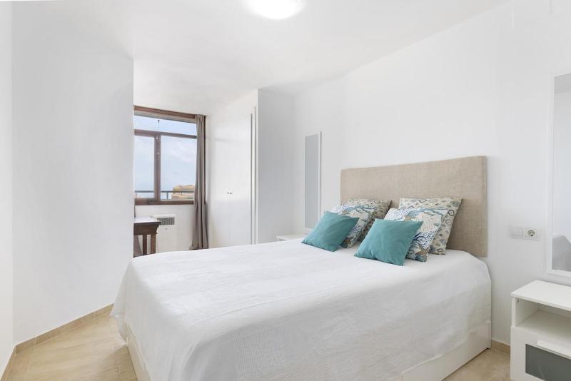 Prime Location Apartment with Seaviews - image 1