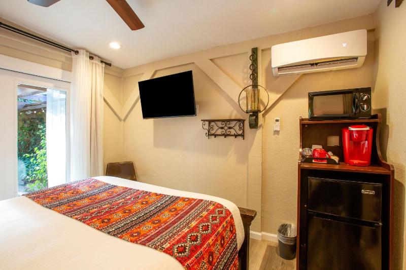 Lantern Light Inn - Romantic Getaway - image 34