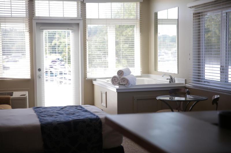 Premium Corner Lakeview image 4