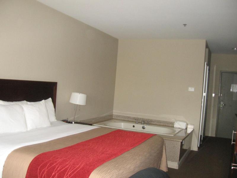 Queen Room with Two Queen Beds - Non-Smoking image 3