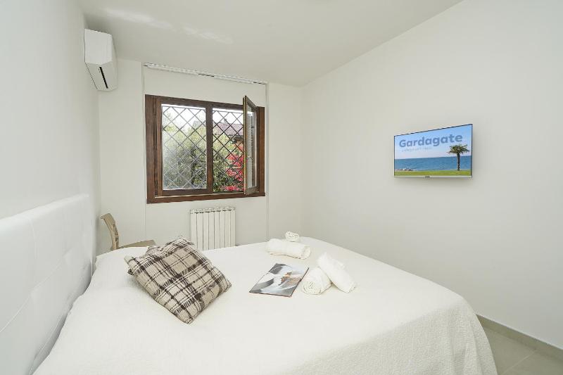 Garden and pool retreat - image 4