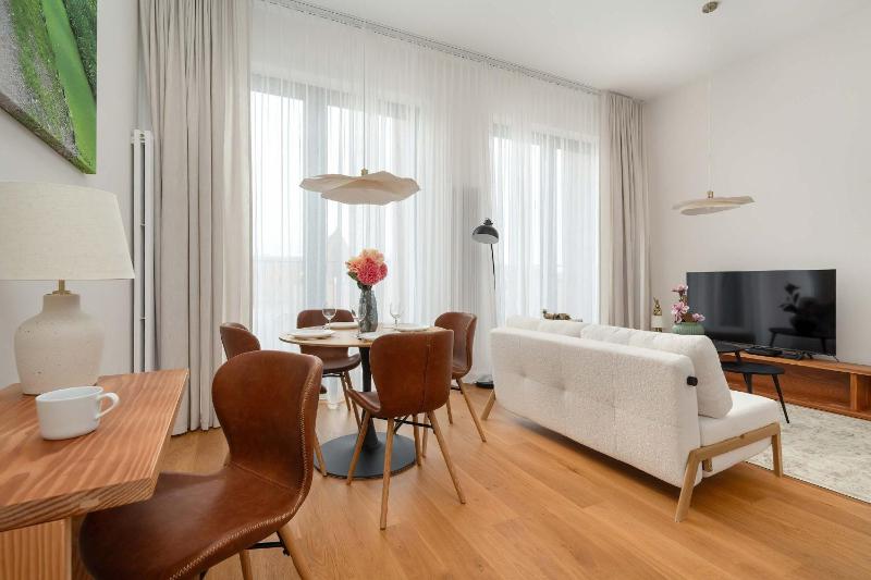 Luxury Apartment with Parking and Air Conditioning Near the Market Square by Renters Prestige - image 25