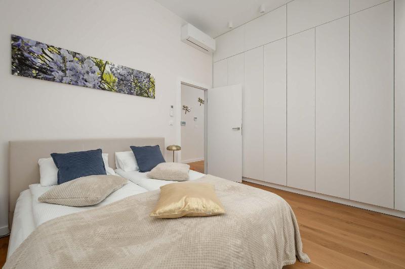 Luxury Apartment with Parking and Air Conditioning Near the Market Square by Renters Prestige - image 6