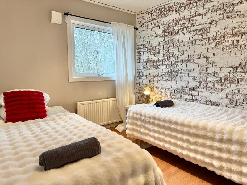 Workers Villa - 5 BR - 2 Bath - Volvo - Parking - image 16