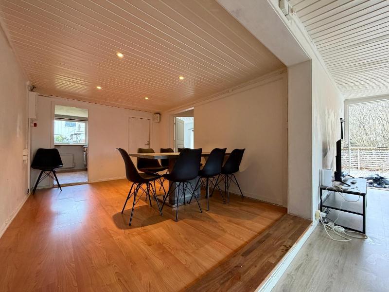 Workers Villa - 5 BR - 2 Bath - Volvo - Parking - image 14