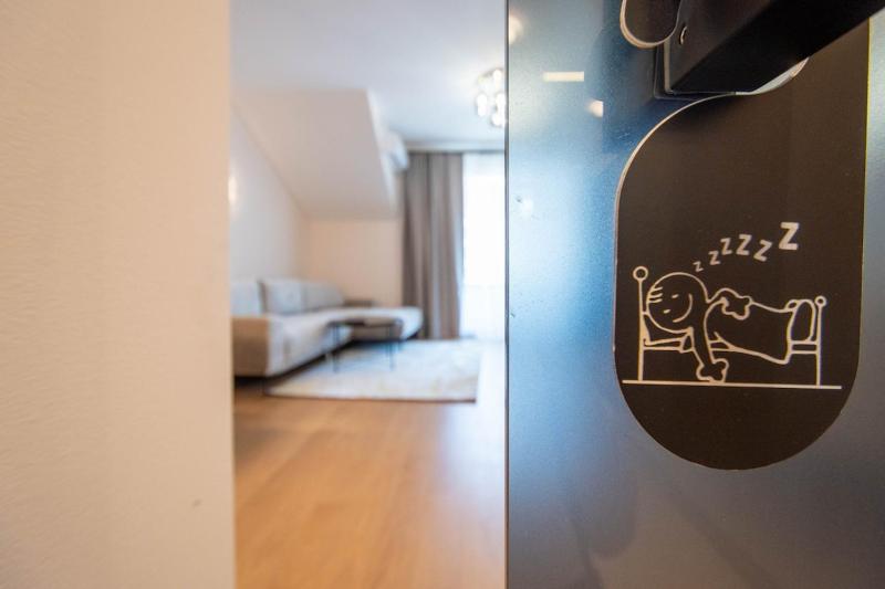 Central 2BR - designer flat - garage - fast wifi - image 15
