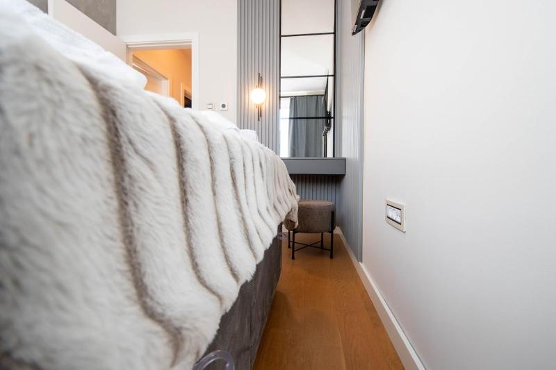Central 2BR - designer flat - garage - fast wifi - image 7