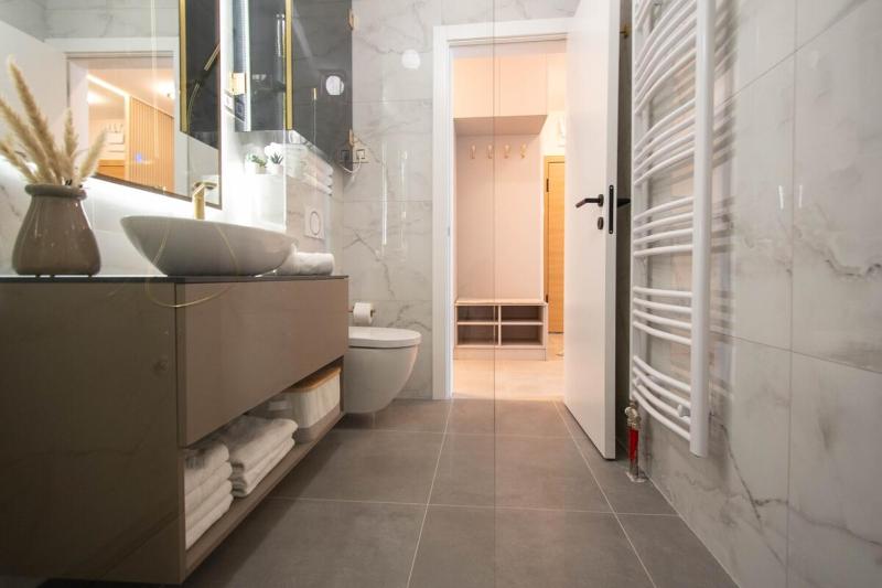 Central 2BR - designer flat - garage - fast wifi - image 13