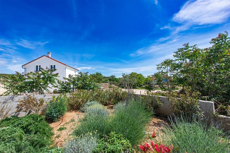 Villa Joanna - hidden oasis with pool gym & garrage - image 39