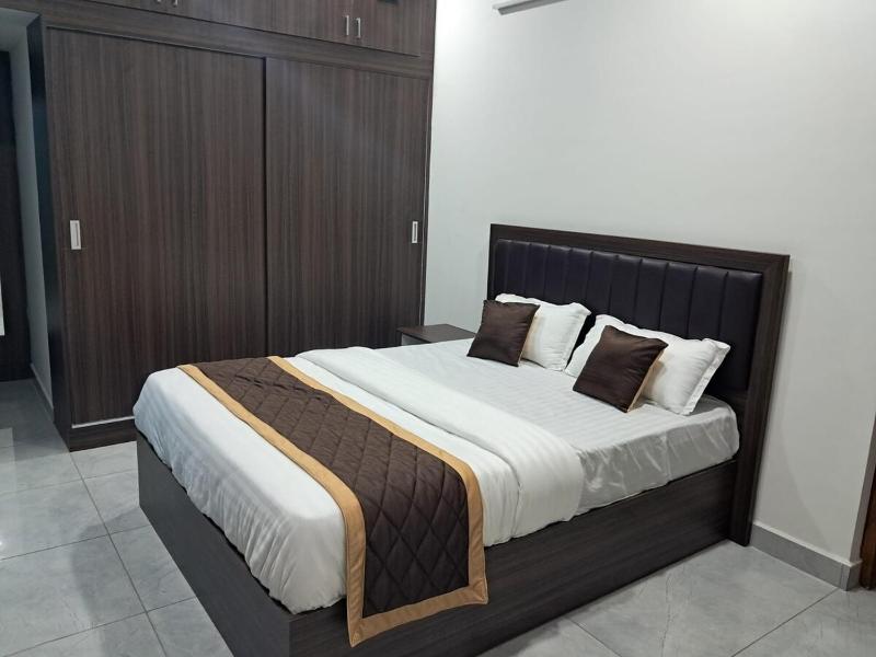 Fully Furnished - 2BHK Flat Near Rajiv Gandhi Sqr - image 8