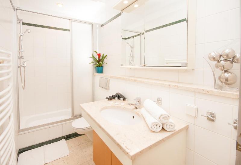 Three-Bedroom Apartment with street view image 3