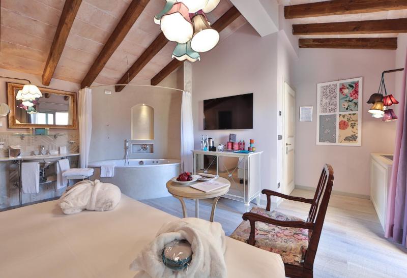 Junior Suite with Spa Bath image 3