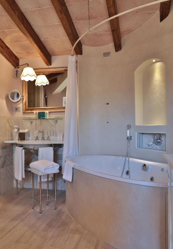 Junior Suite with Spa Bath image 4