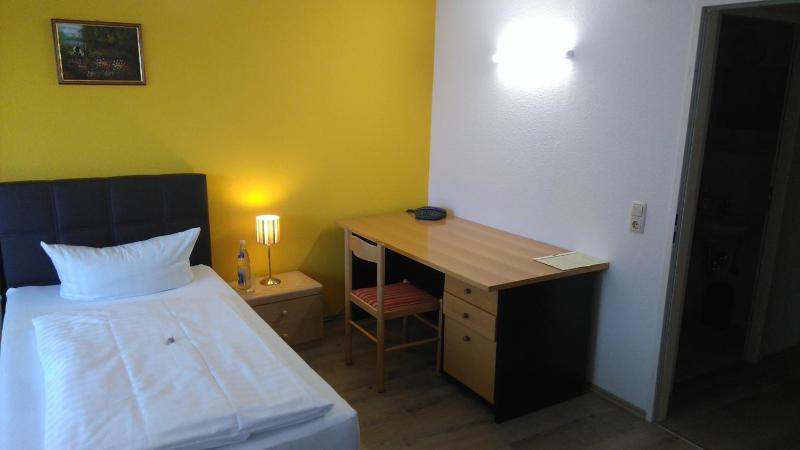 Standard Single Room image 3