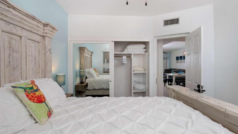Stunning 5th-Level Condo w Pool Princesa E-504 - image 2